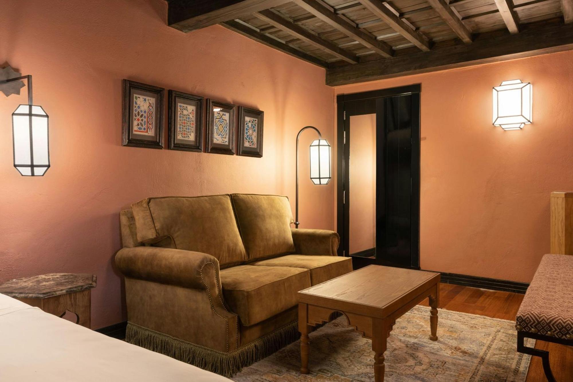 Palacio De Santa Paula, Autograph Collection